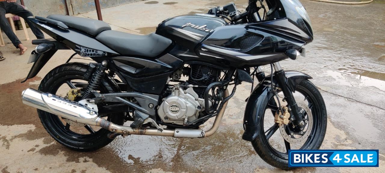 Black Bajaj Pulsar 220F