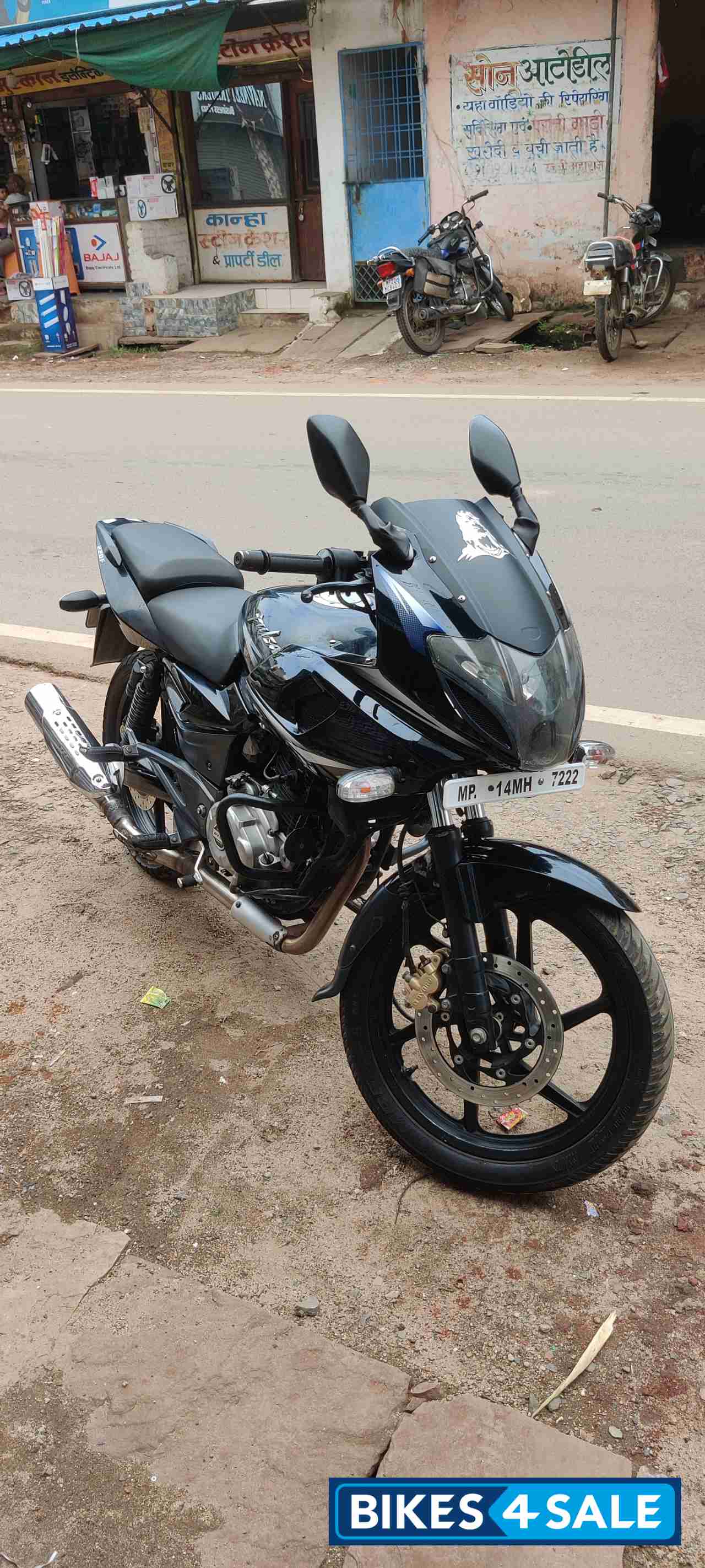 Black Bajaj Pulsar 220F