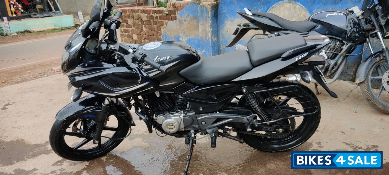 Black Bajaj Pulsar 220F