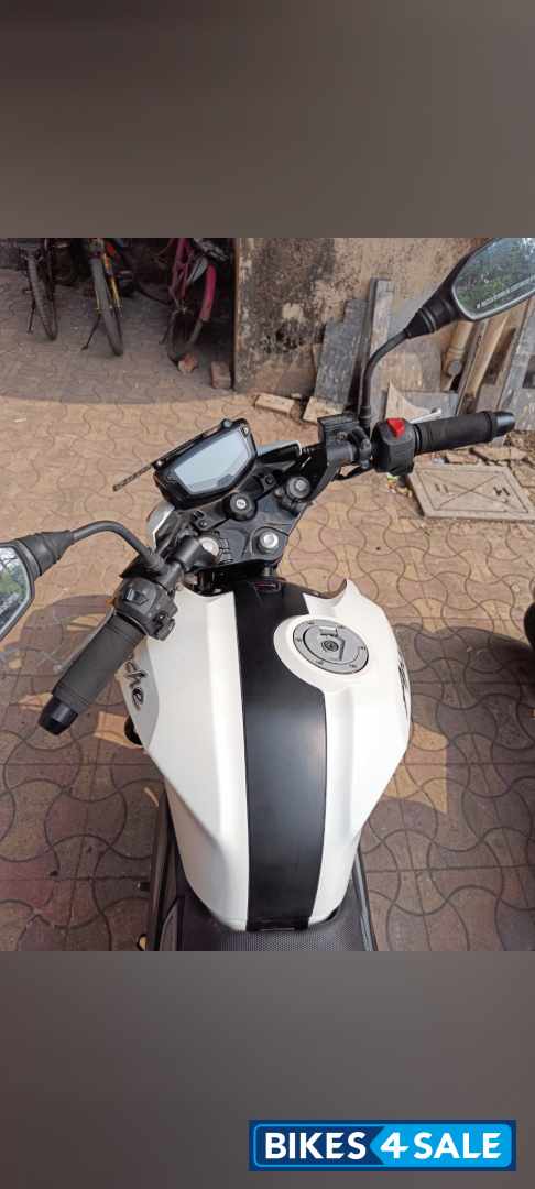 White TVS Apache RTR 200 4V