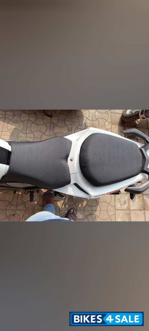 White TVS Apache RTR 200 4V