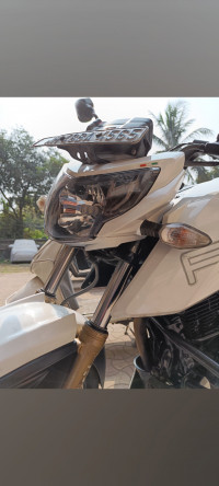 White TVS Apache RTR 200 4V