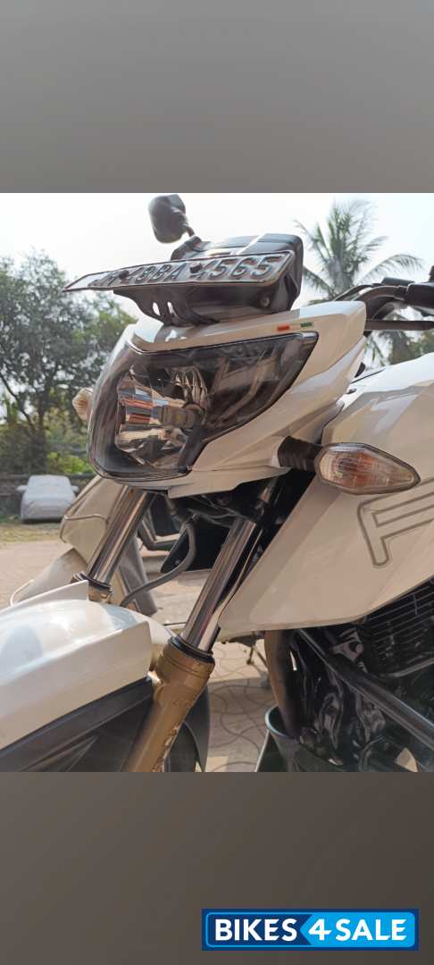 White TVS Apache RTR 200 4V