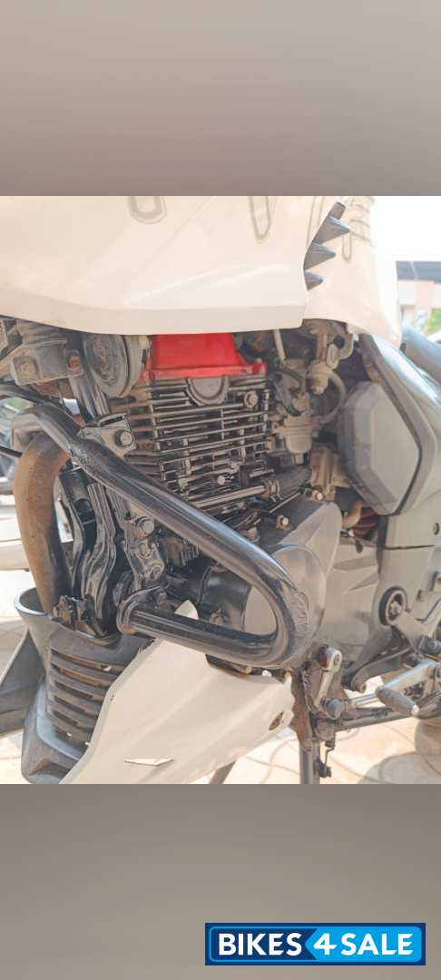 White TVS Apache RTR 200 4V