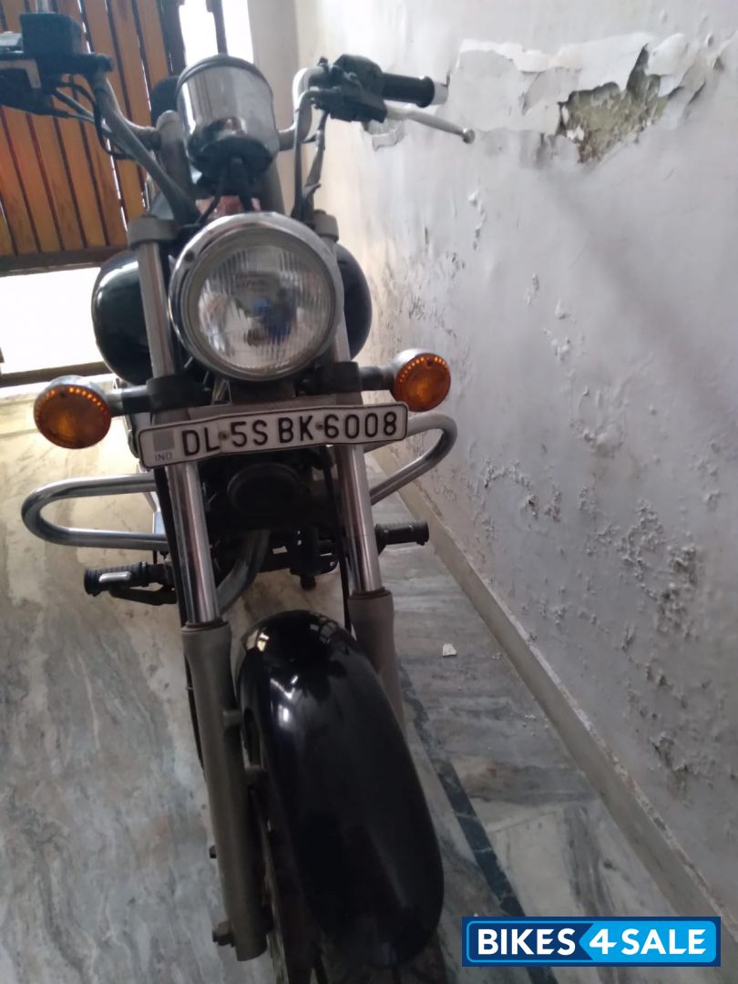 Black Bajaj Avenger 220 DTS-i