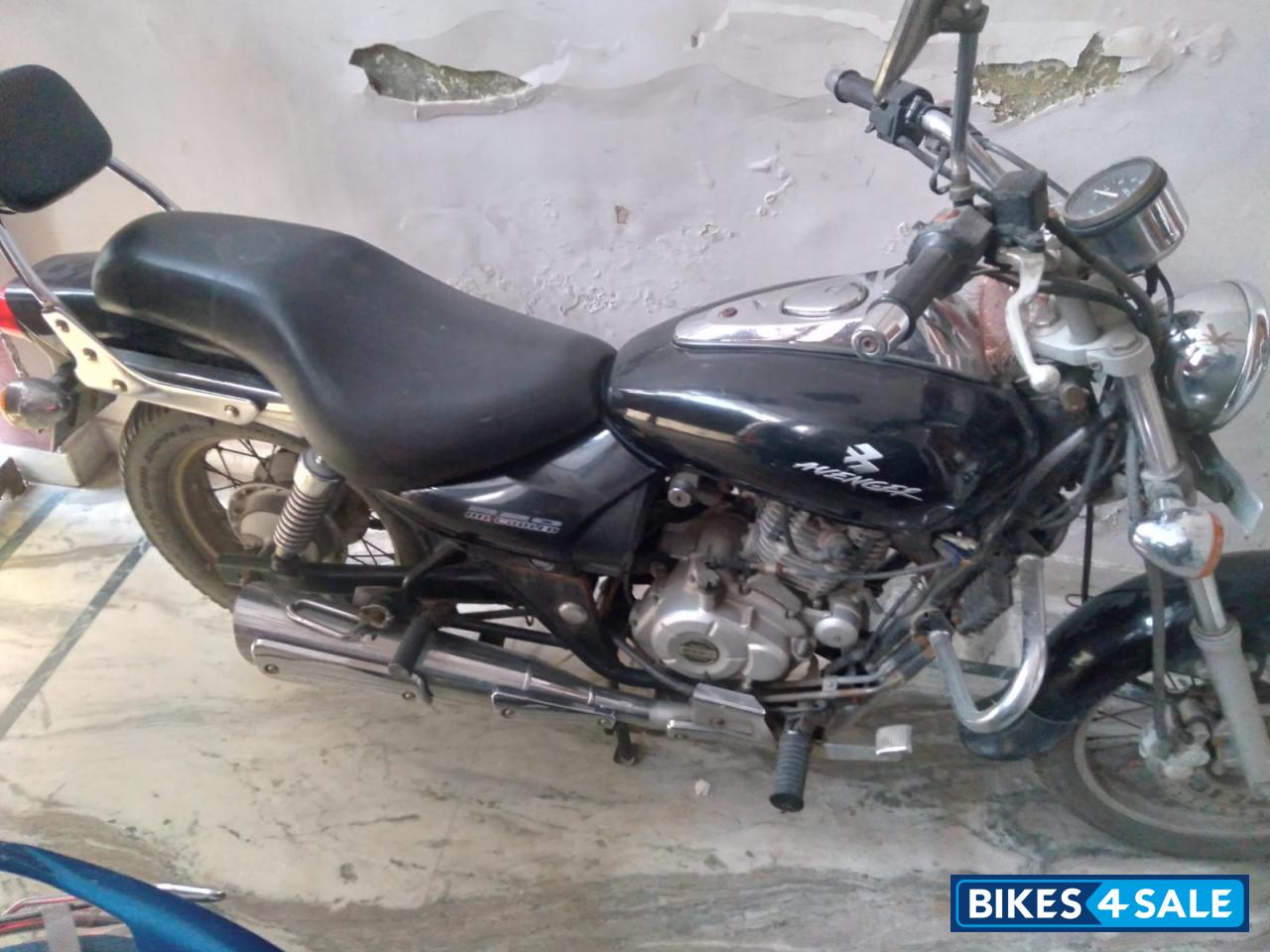 Black Bajaj Avenger 220 DTS-i
