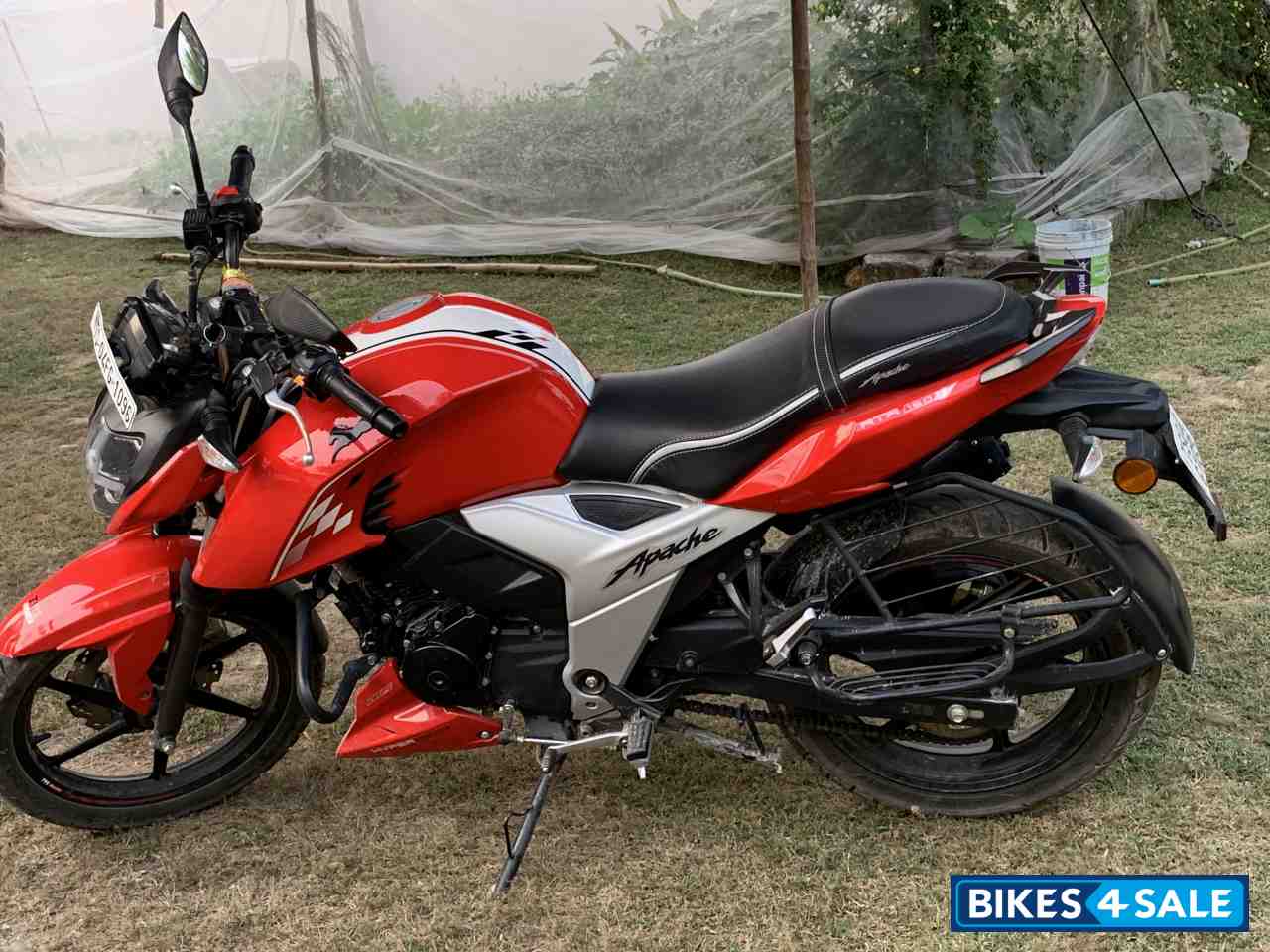 Red TVS Apache RTR 160 4V
