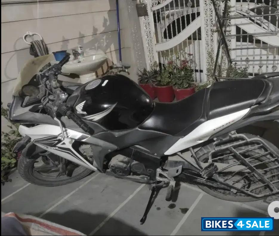 White Black Honda CBR 150R