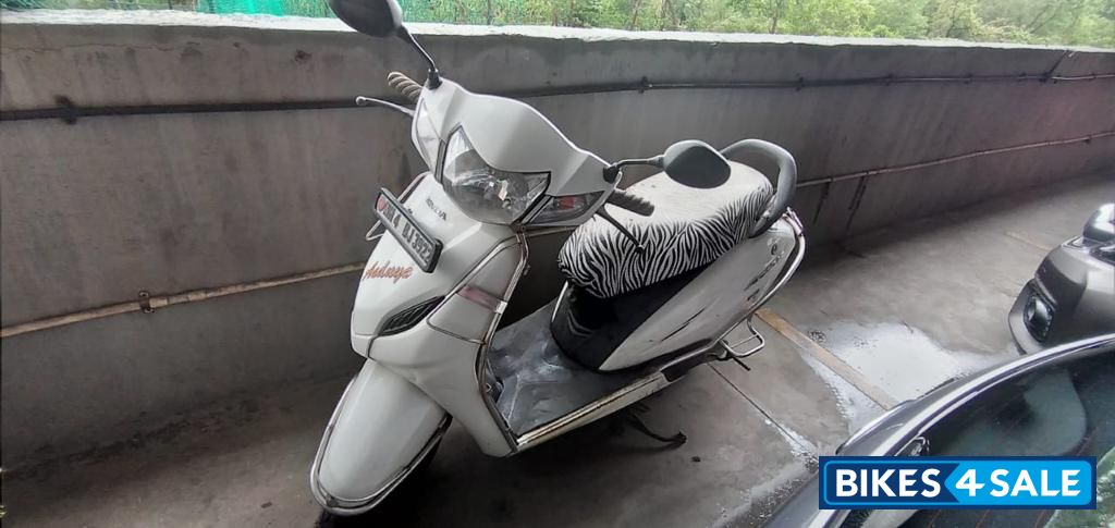 Pearl Amazing White Honda Activa 4G