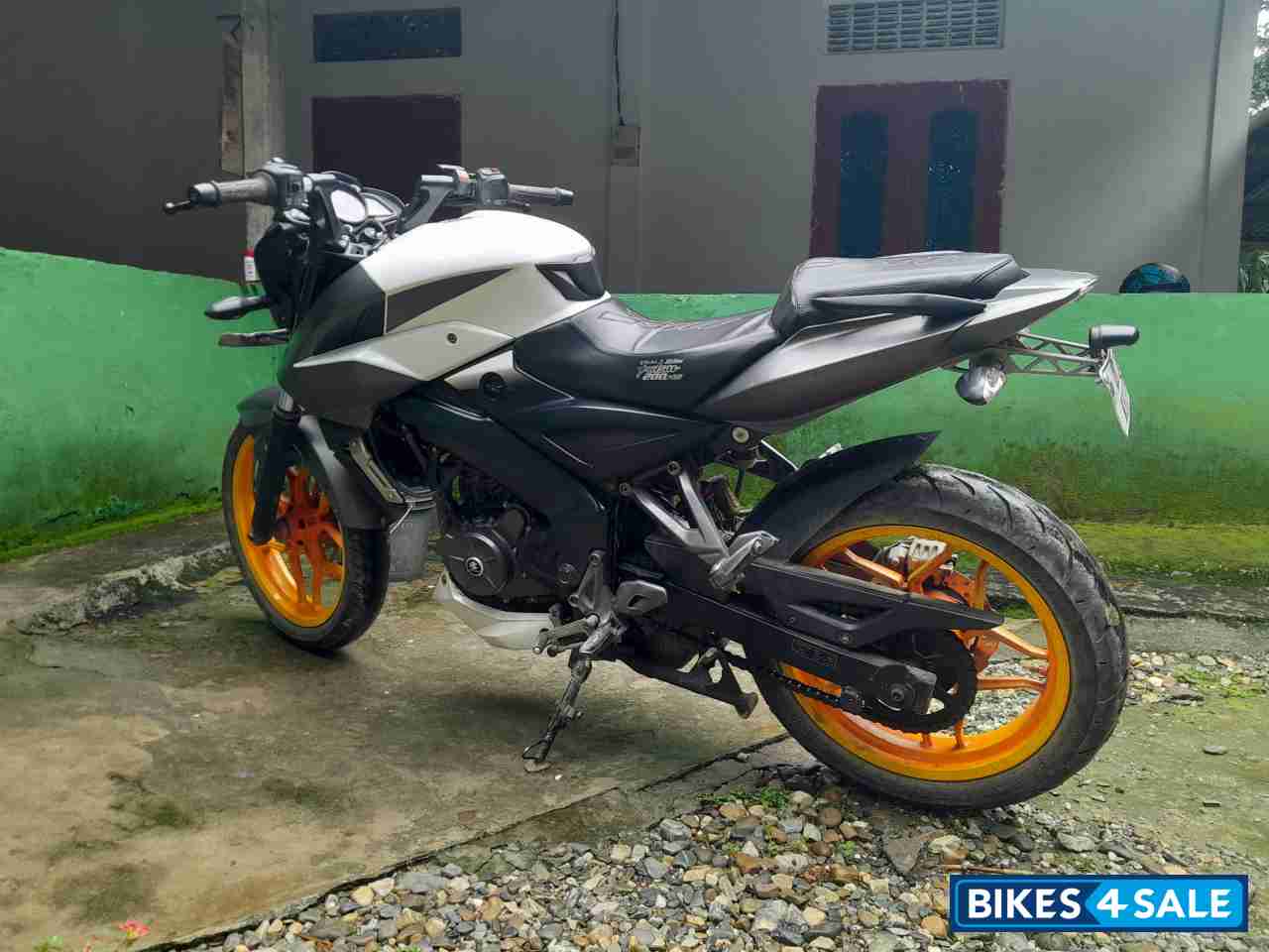White Black Bajaj Pulsar 200 NS ABS