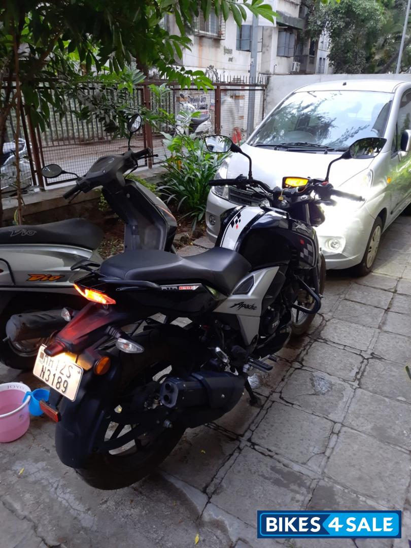 Metallic Black TVS Apache RTR 160 4V BS6