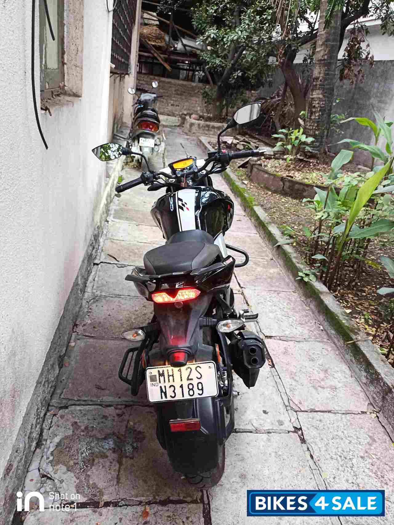 Metallic Black TVS Apache RTR 160 4V BS6