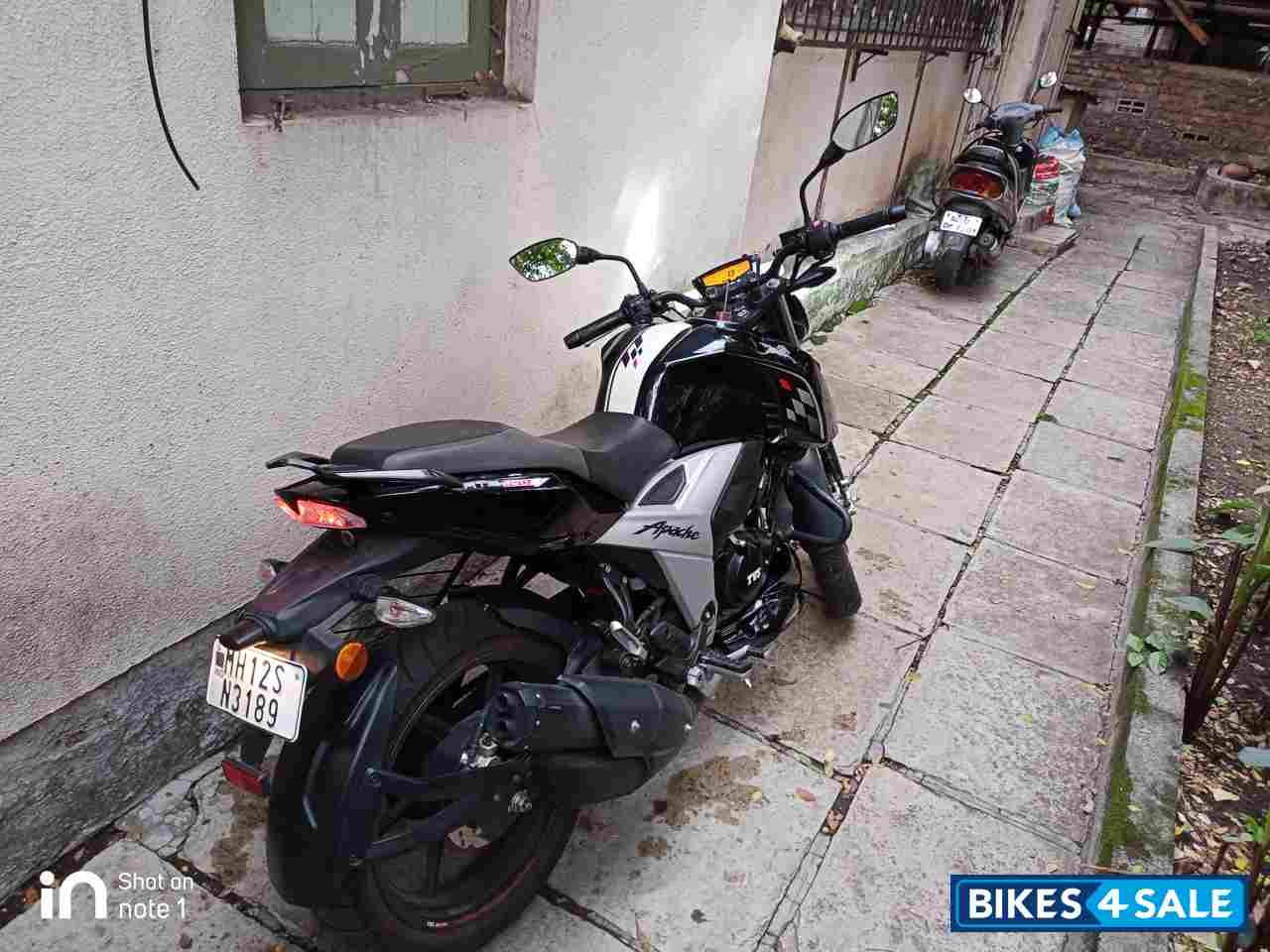 Metallic Black TVS Apache RTR 160 4V BS6