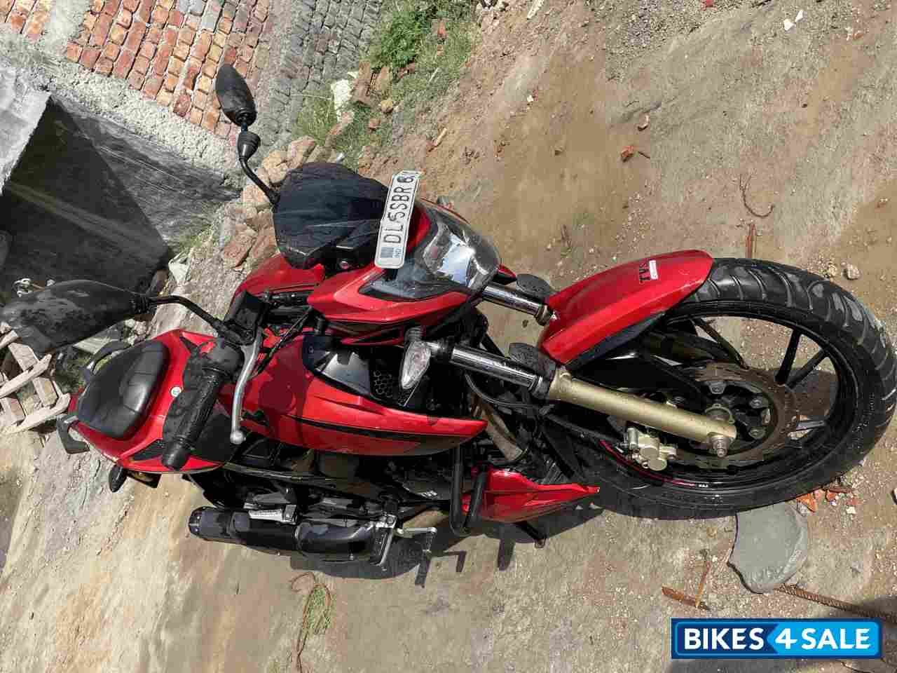 Red TVS Apache RTR 200 4V