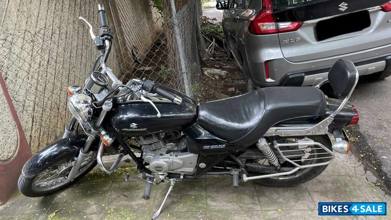Black Bajaj Avenger 220 DTS-i