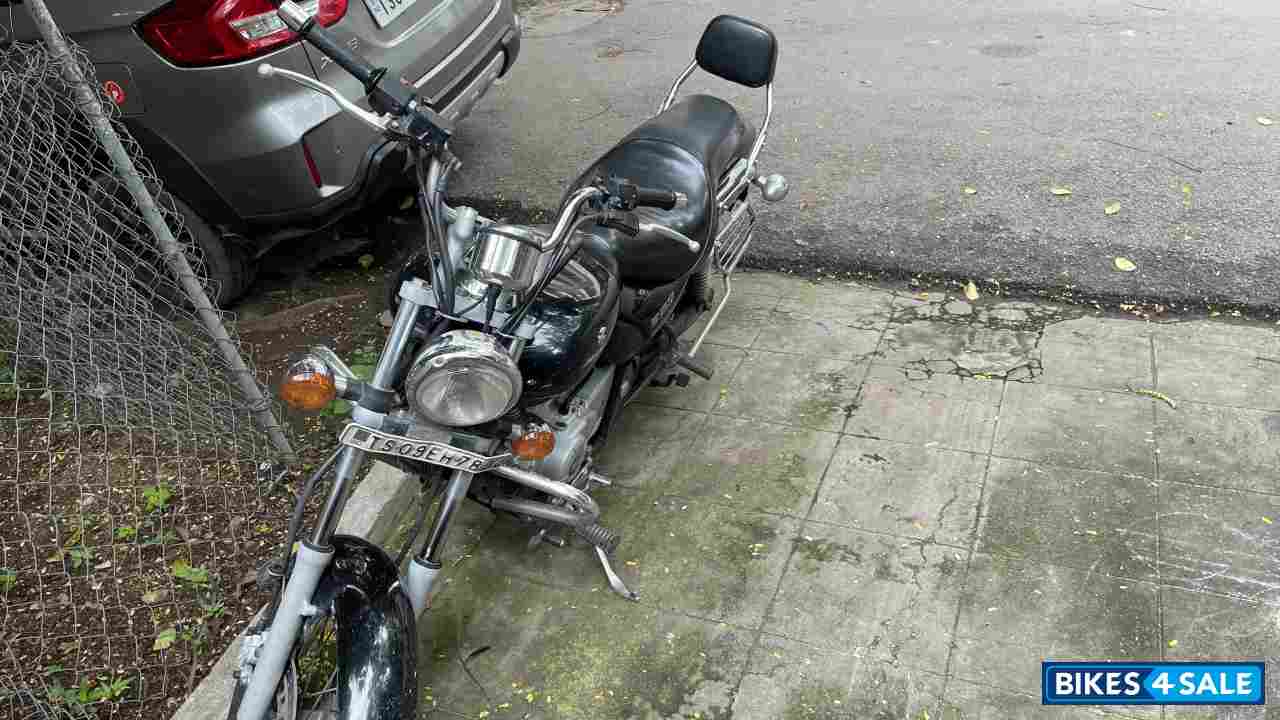 Black Bajaj Avenger 220 DTS-i