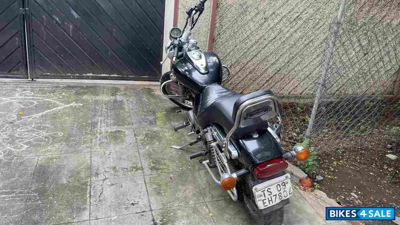 Black Bajaj Avenger 220 DTS-i