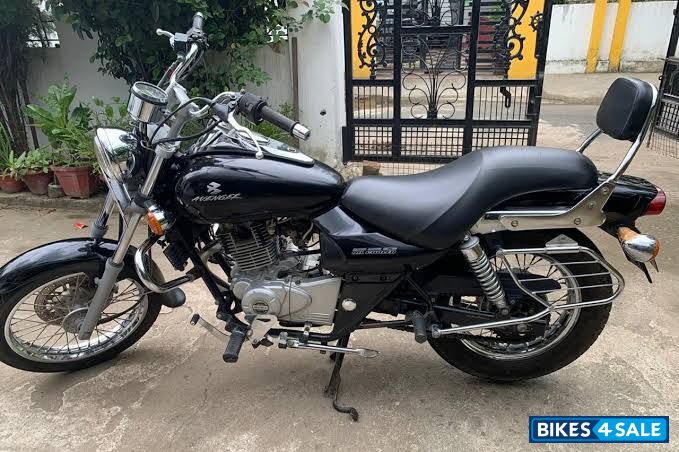 Black Bajaj Avenger 220 DTS-i