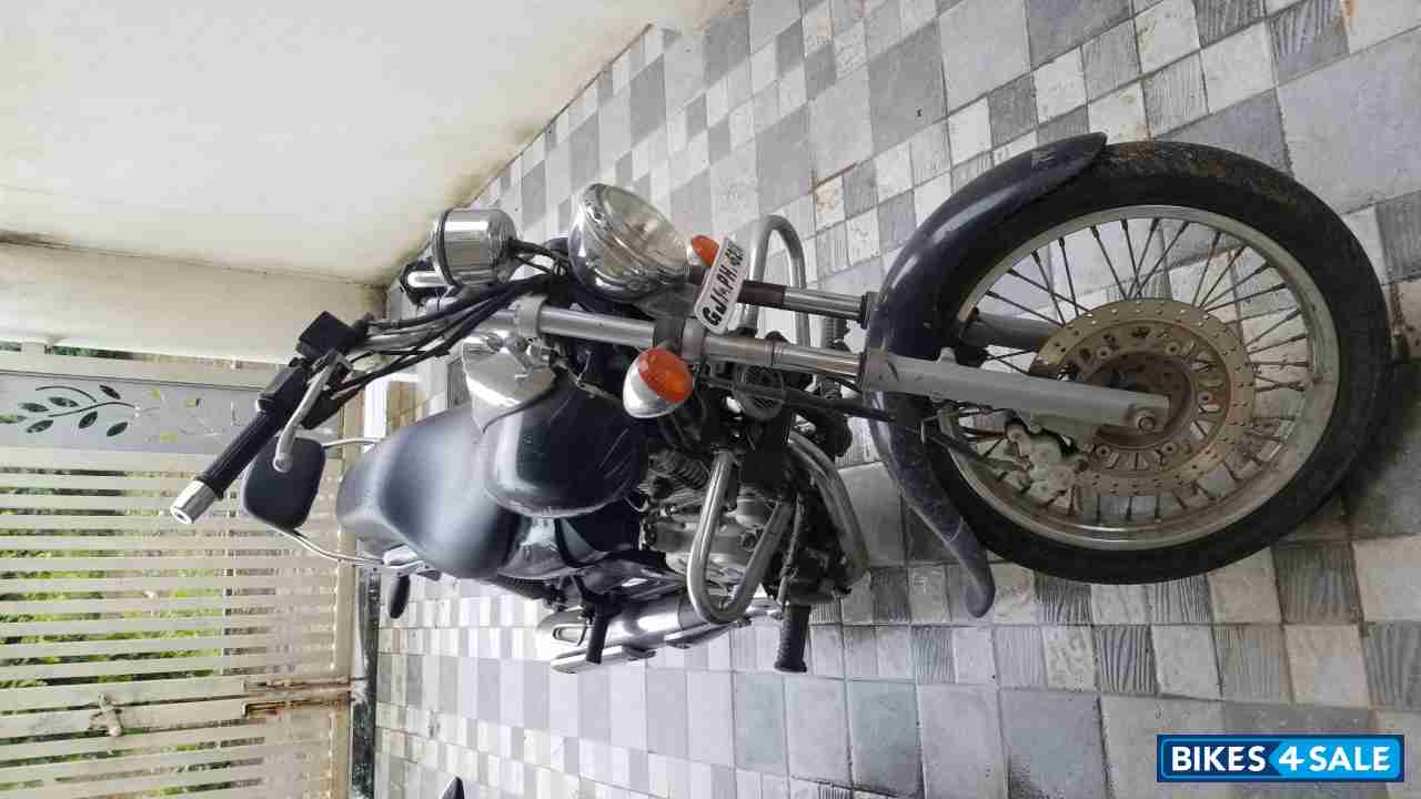Black Bajaj Avenger 220 DTS-i