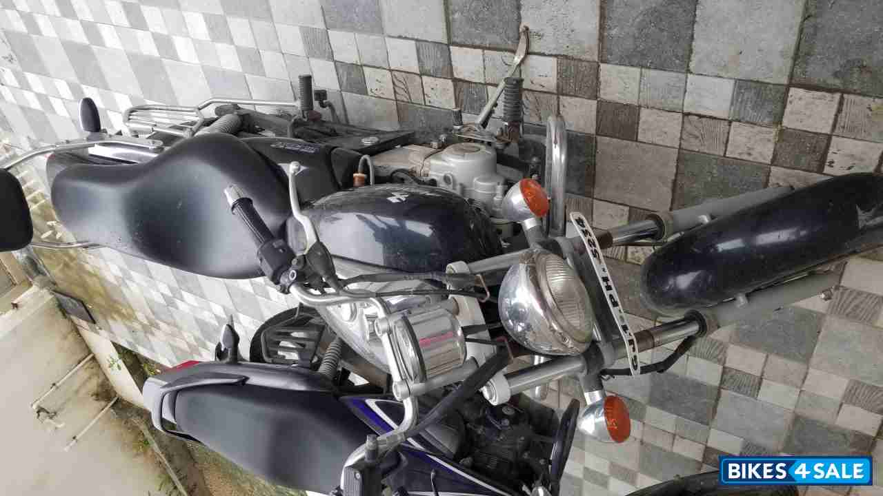 Black Bajaj Avenger 220 DTS-i