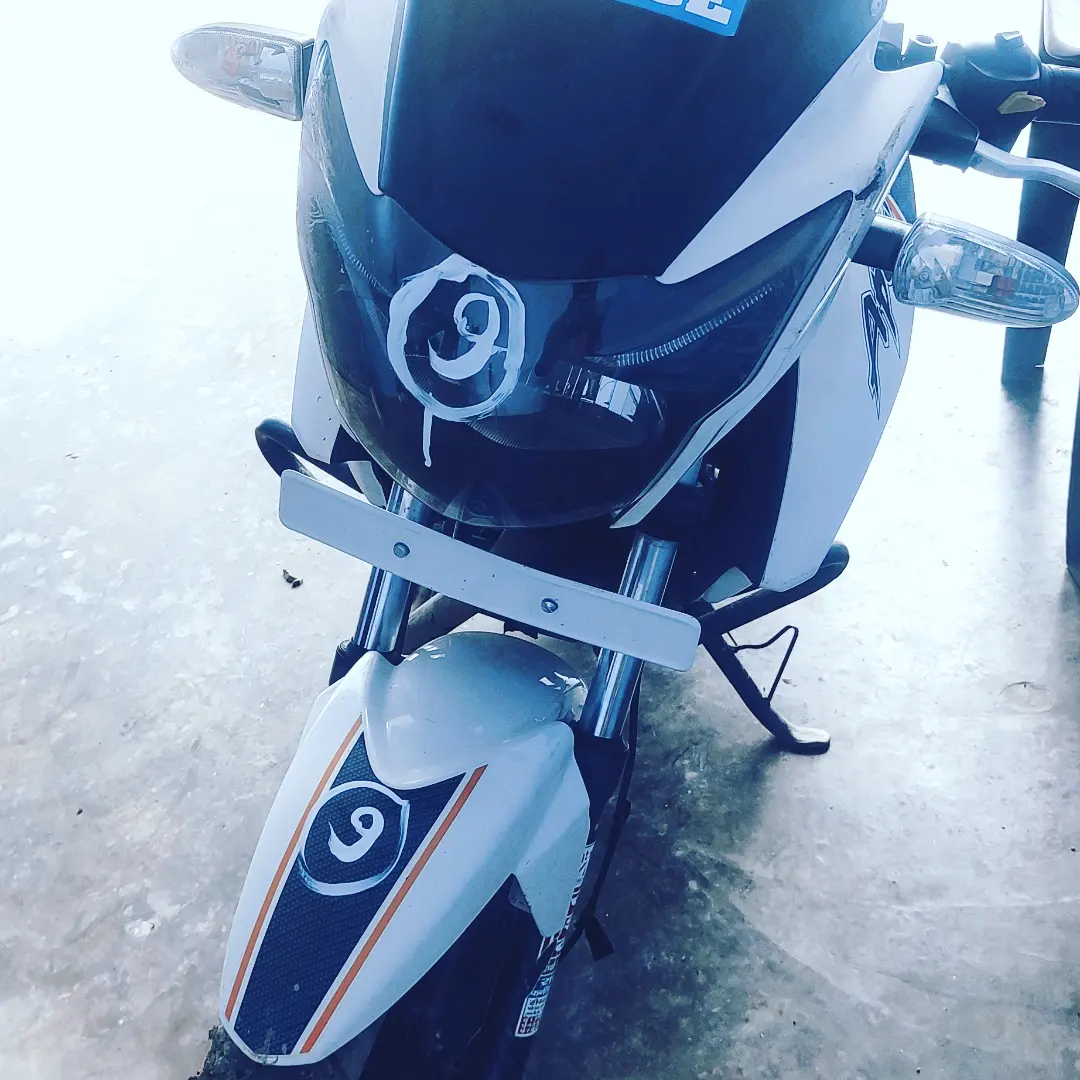 White TVS Apache RTR 160