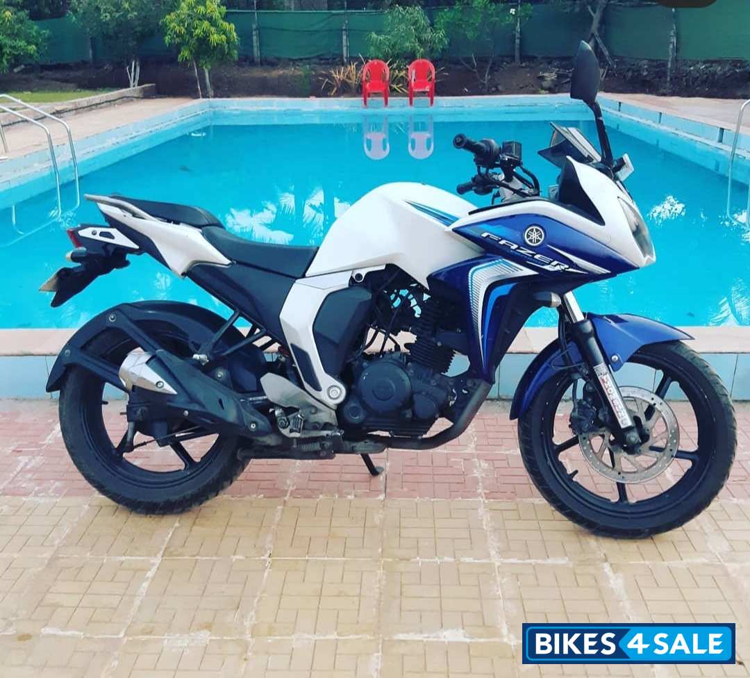 Blue & White Yamaha Fazer FI V2
