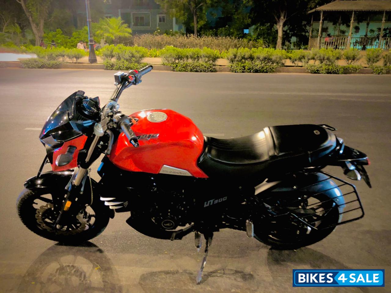 Red & Black Mahindra Mojo UT 300