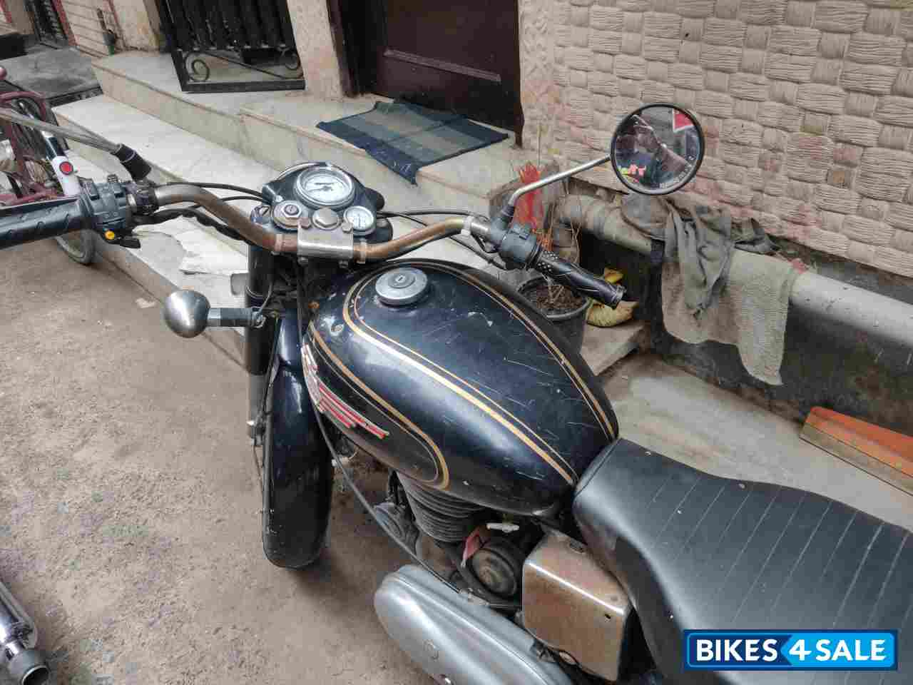 Black Royal Enfield Bullet Standard 350