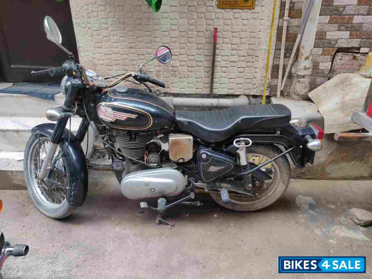 Black Royal Enfield Bullet Standard 350