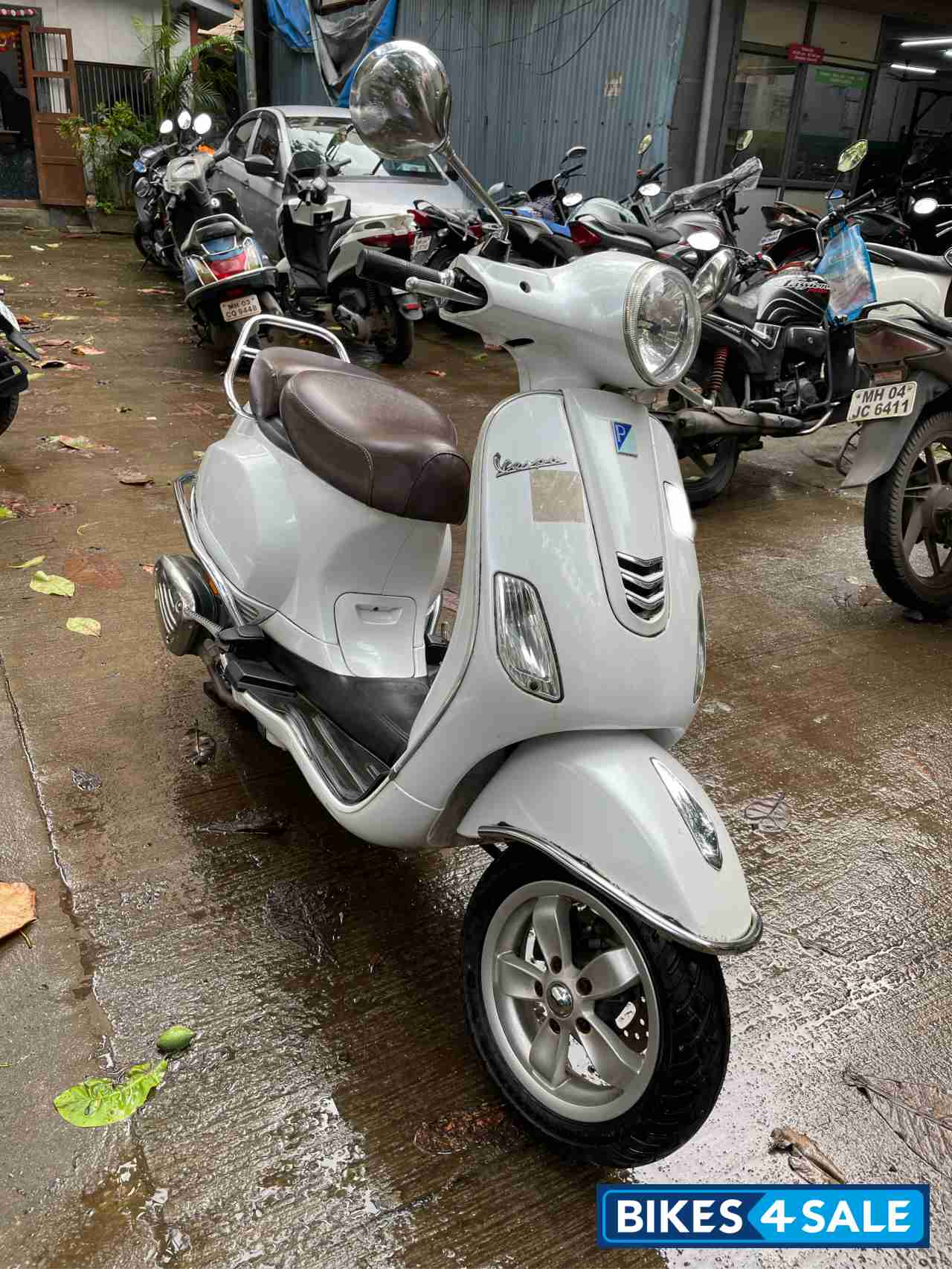 Pearl White Vespa Elegante