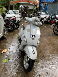 Pearl White Vespa Elegante