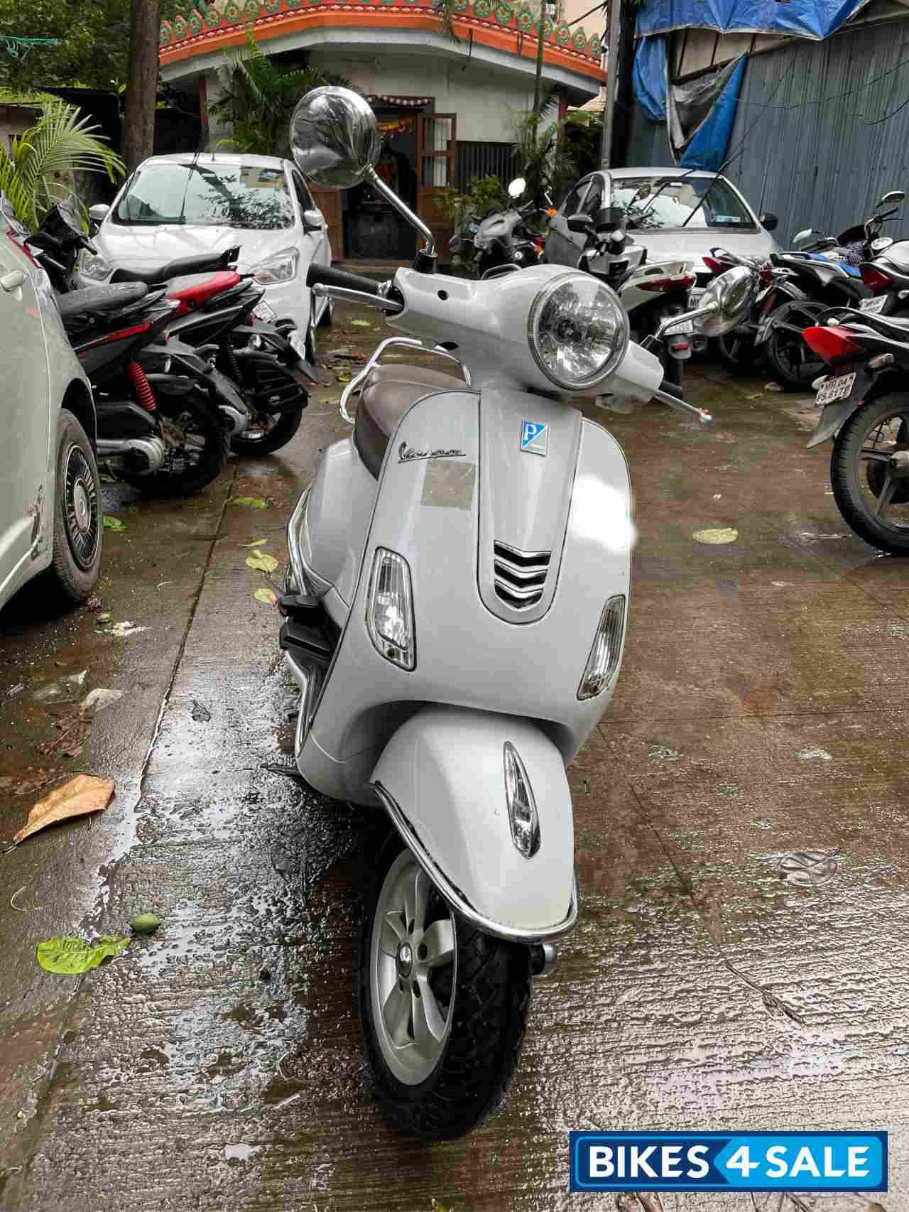 Pearl White Vespa Elegante
