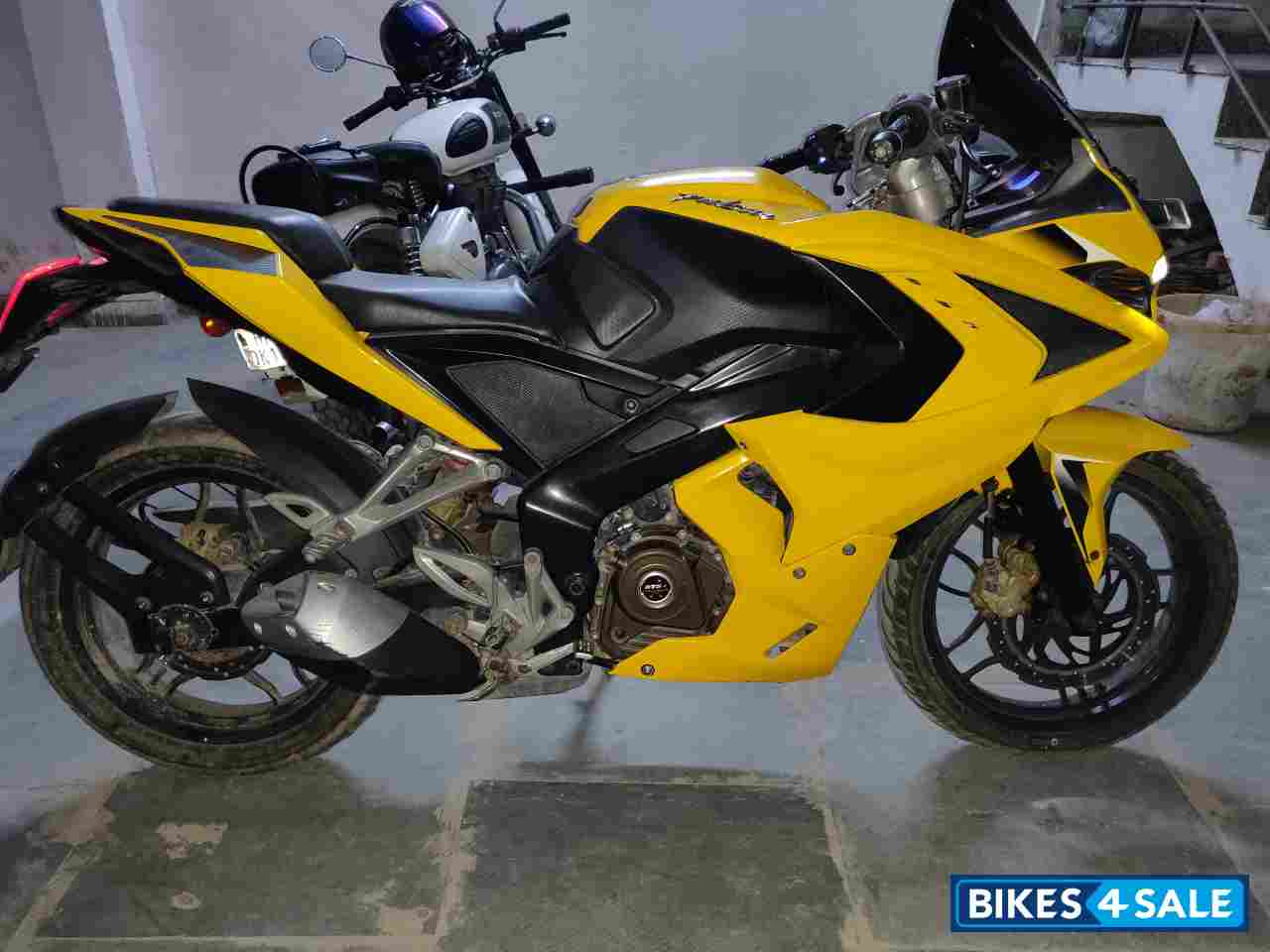 Yellow Bajaj Pulsar RS 200 Yellow Bajaj Pulsar RS 200