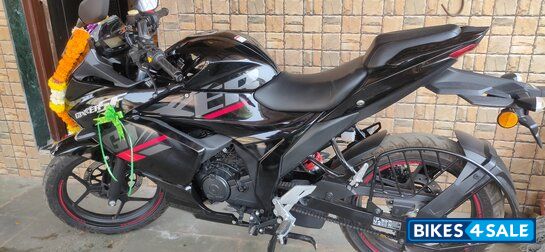 Black Suzuki Gixxer SF