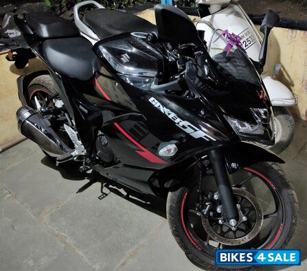 Black Suzuki Gixxer SF