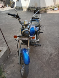 Blue Bajaj Avenger 220 DTS-i