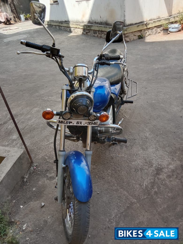 Blue Bajaj Avenger 220 DTS-i
