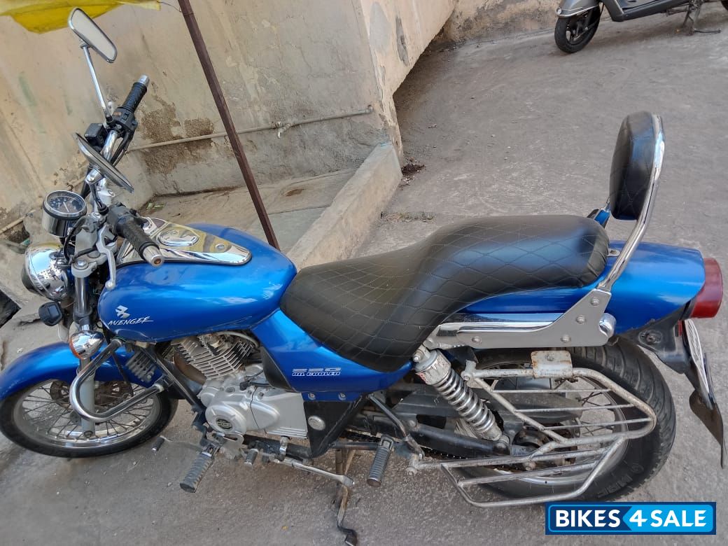 Blue Bajaj Avenger 220 DTS-i