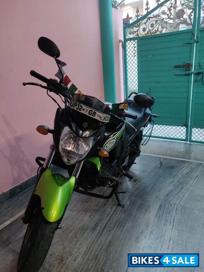 Green/black Yamaha FZ-S