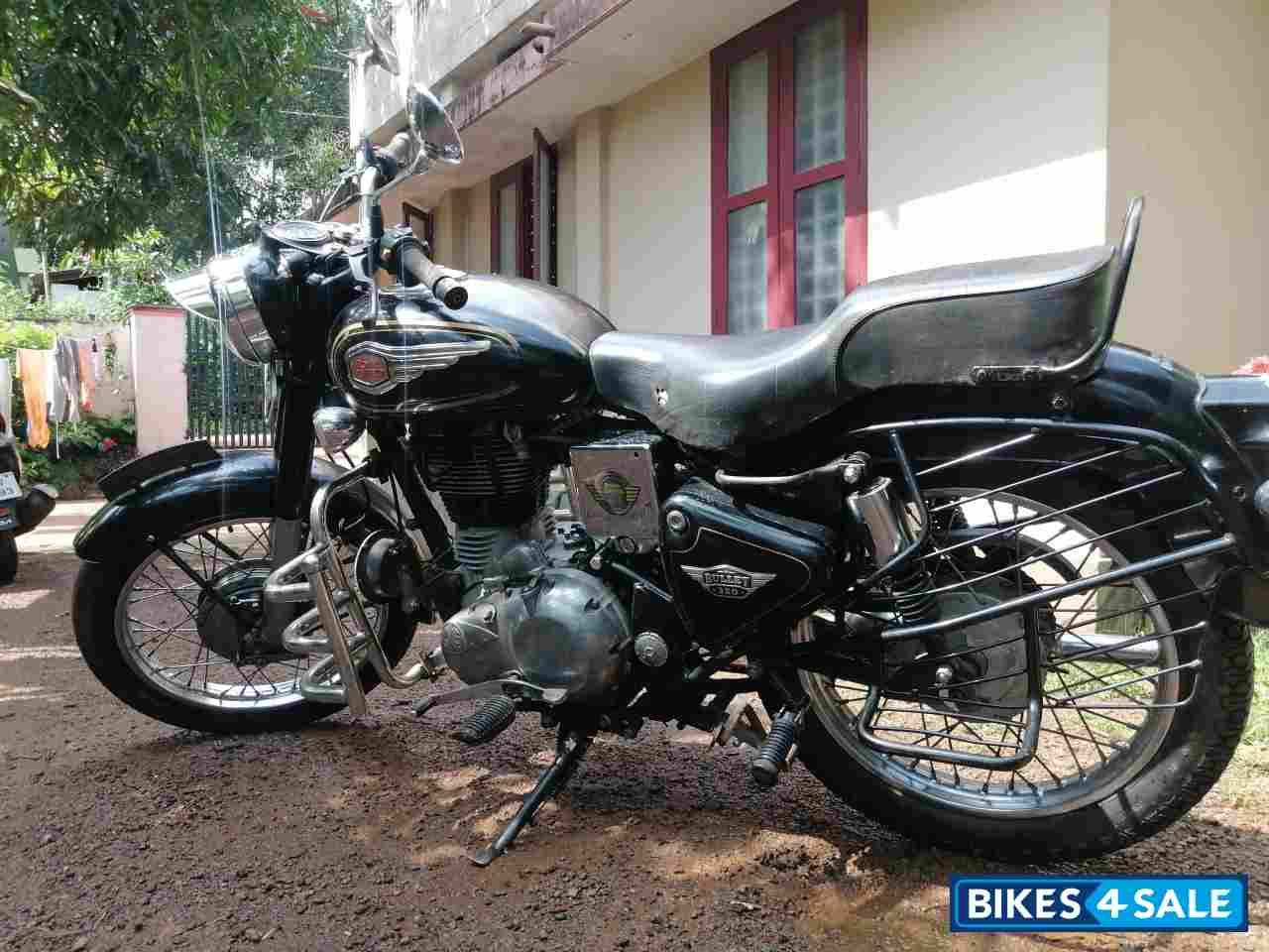 Black Royal Enfield Bullet Standard 350