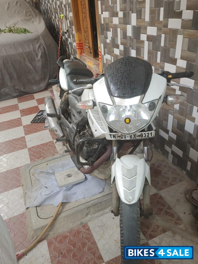Pearl White TVS Apache RTR 180