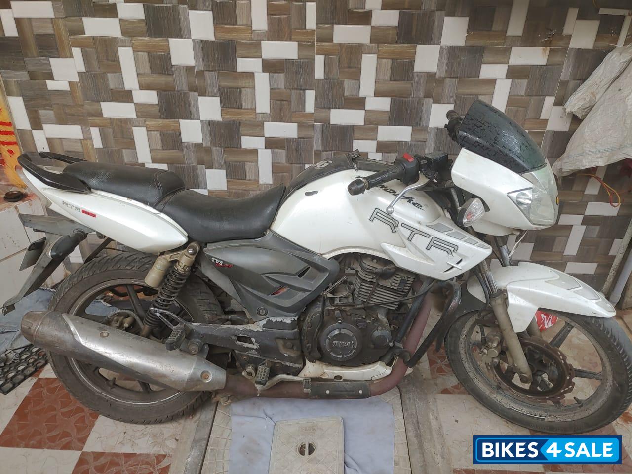 Pearl White TVS Apache RTR 180