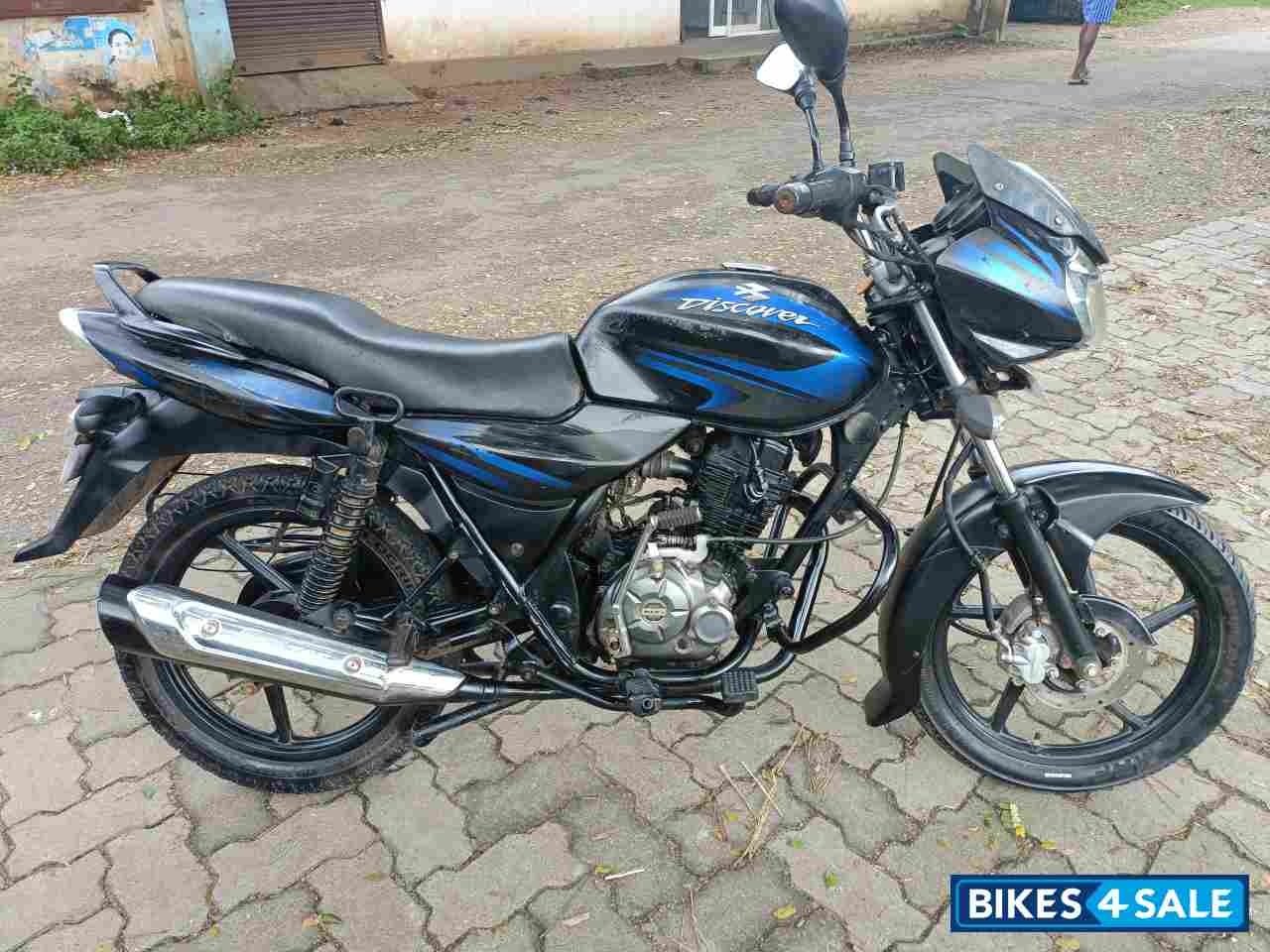 Black Bajaj Discover 125