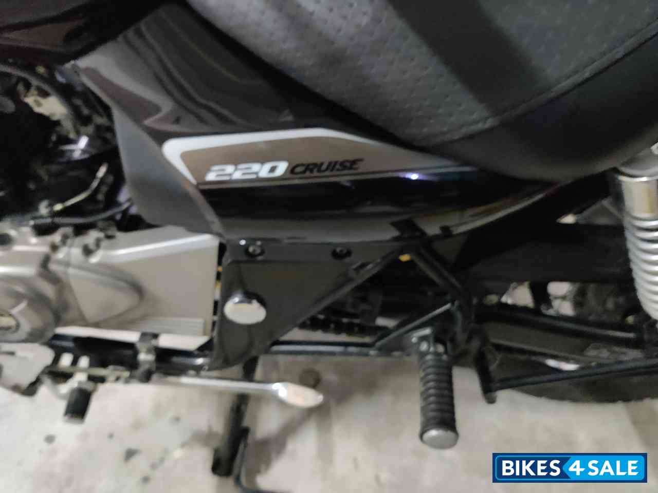 Black Bajaj Avenger Cruise 220