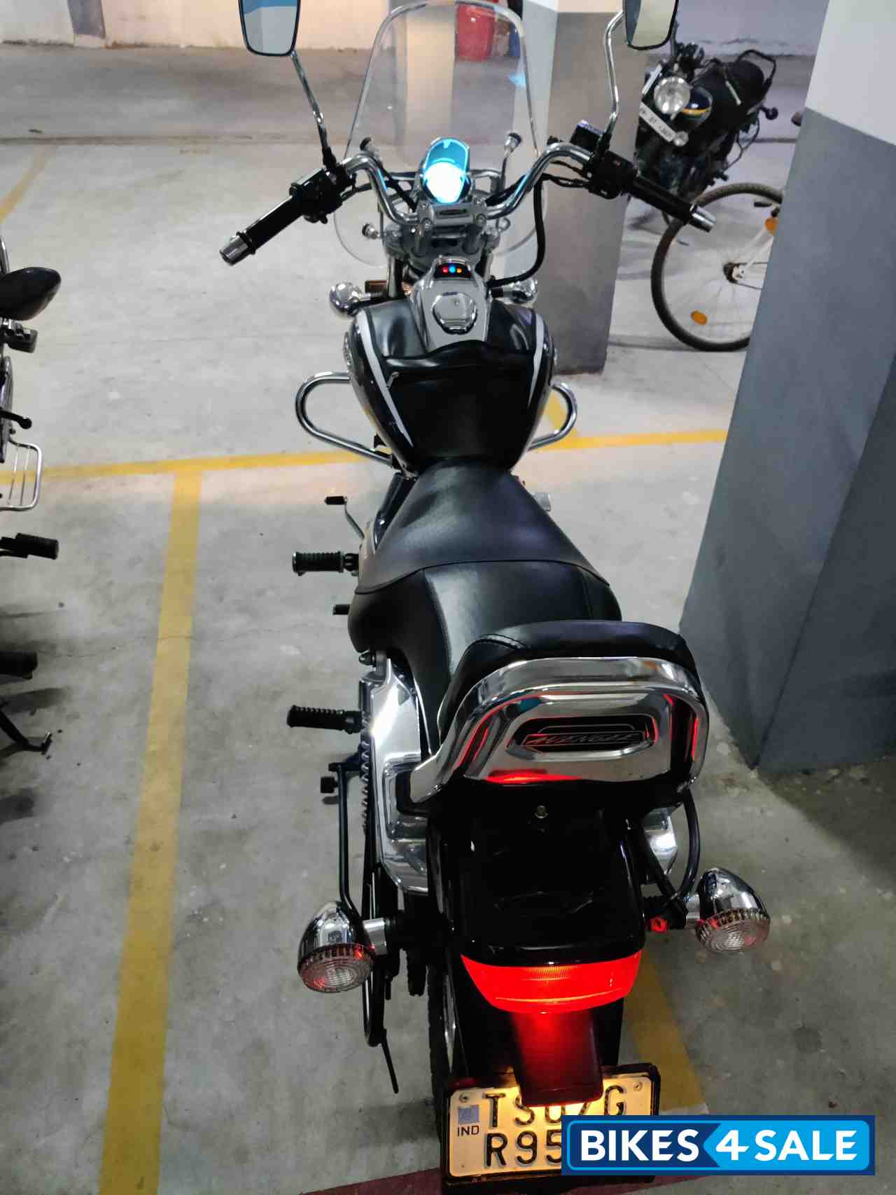 Black Bajaj Avenger Cruise 220