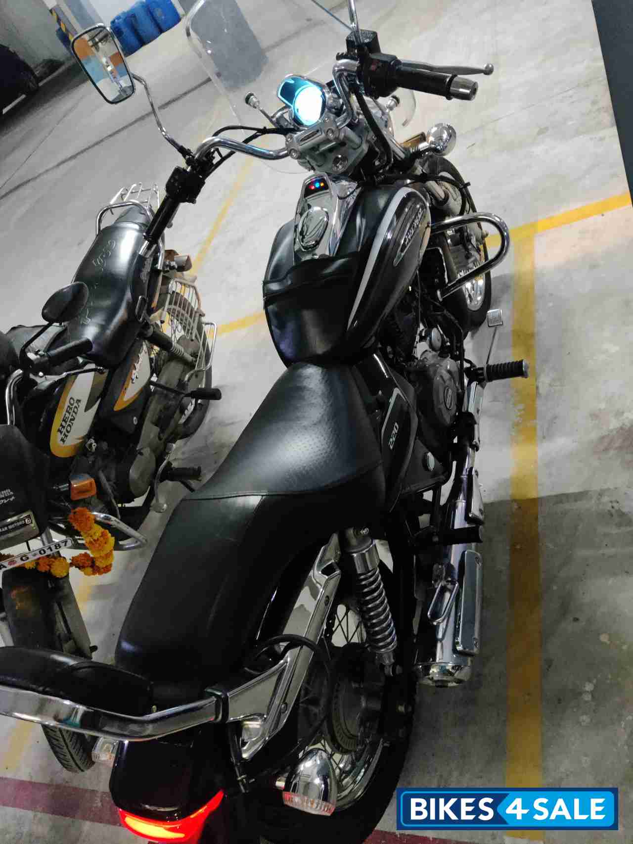 Black Bajaj Avenger Cruise 220