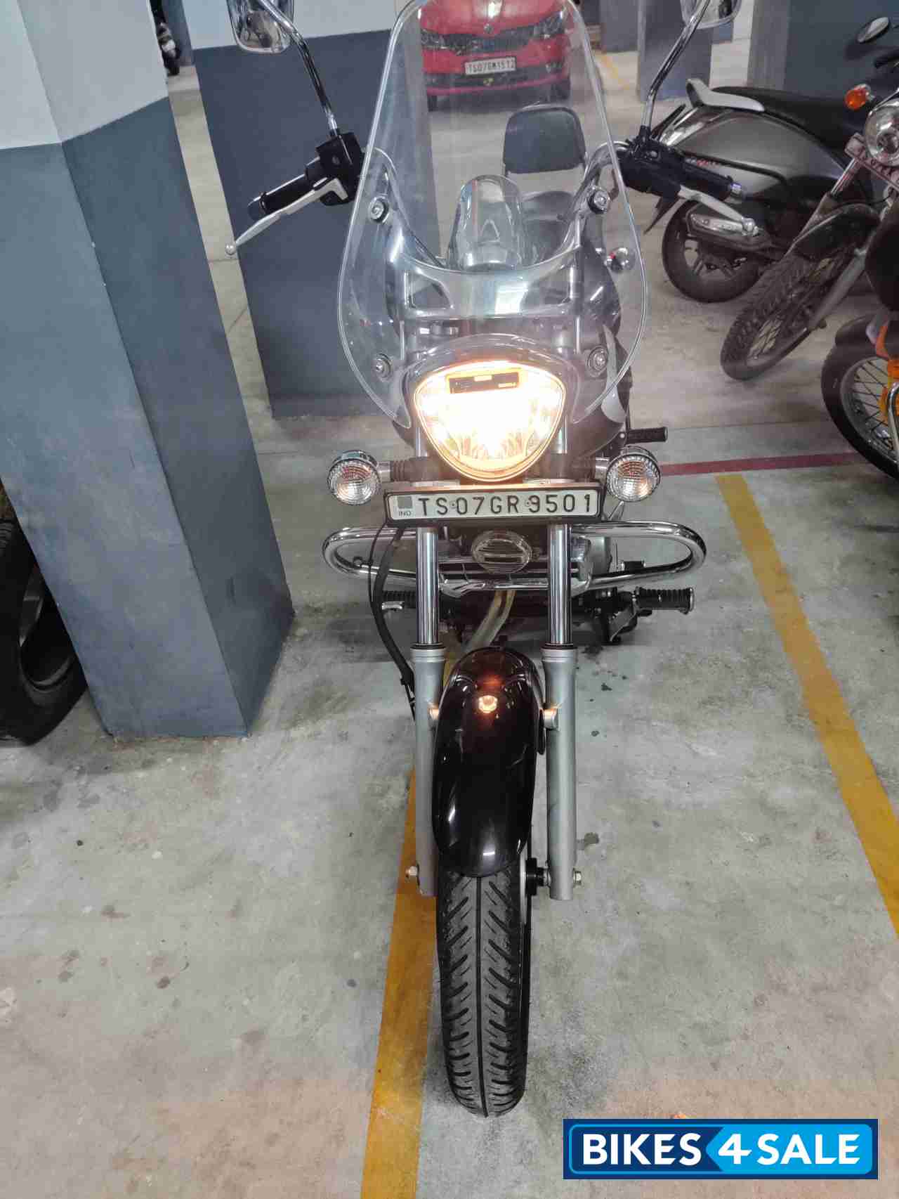 Black Bajaj Avenger Cruise 220