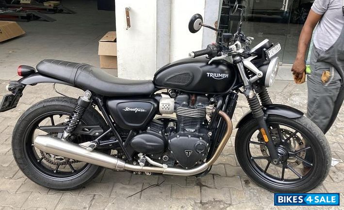 Black Matte Triumph Street Twin