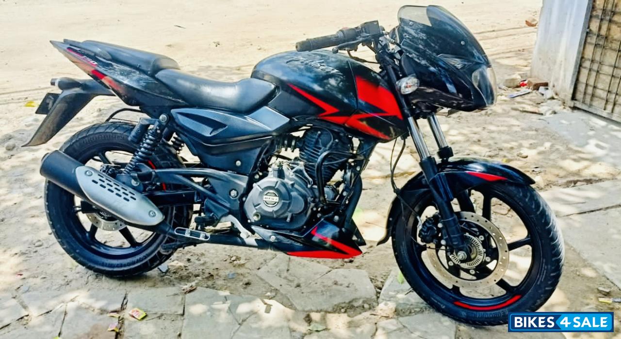 Black Bajaj Pulsar 150 Twin Disc