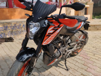 Orange KTM Duke 125 2020